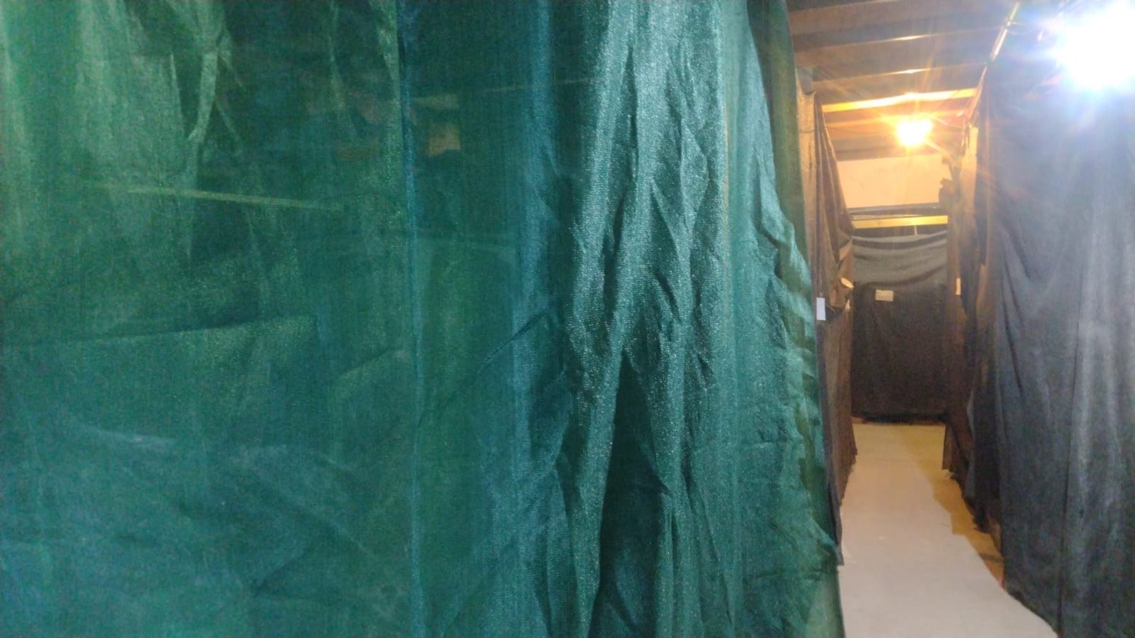 Pasillo del depósito con boxes cerrados a ambos lados