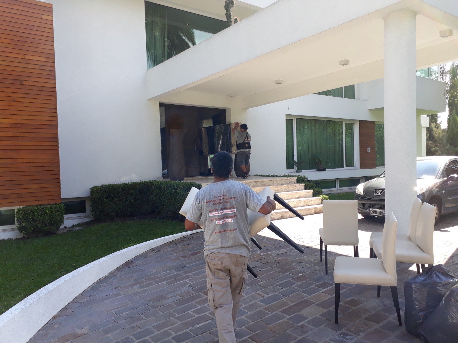 Personal de Mudanzas Gabriel e Hijos trasladando muebles y sillas en una vivienda
