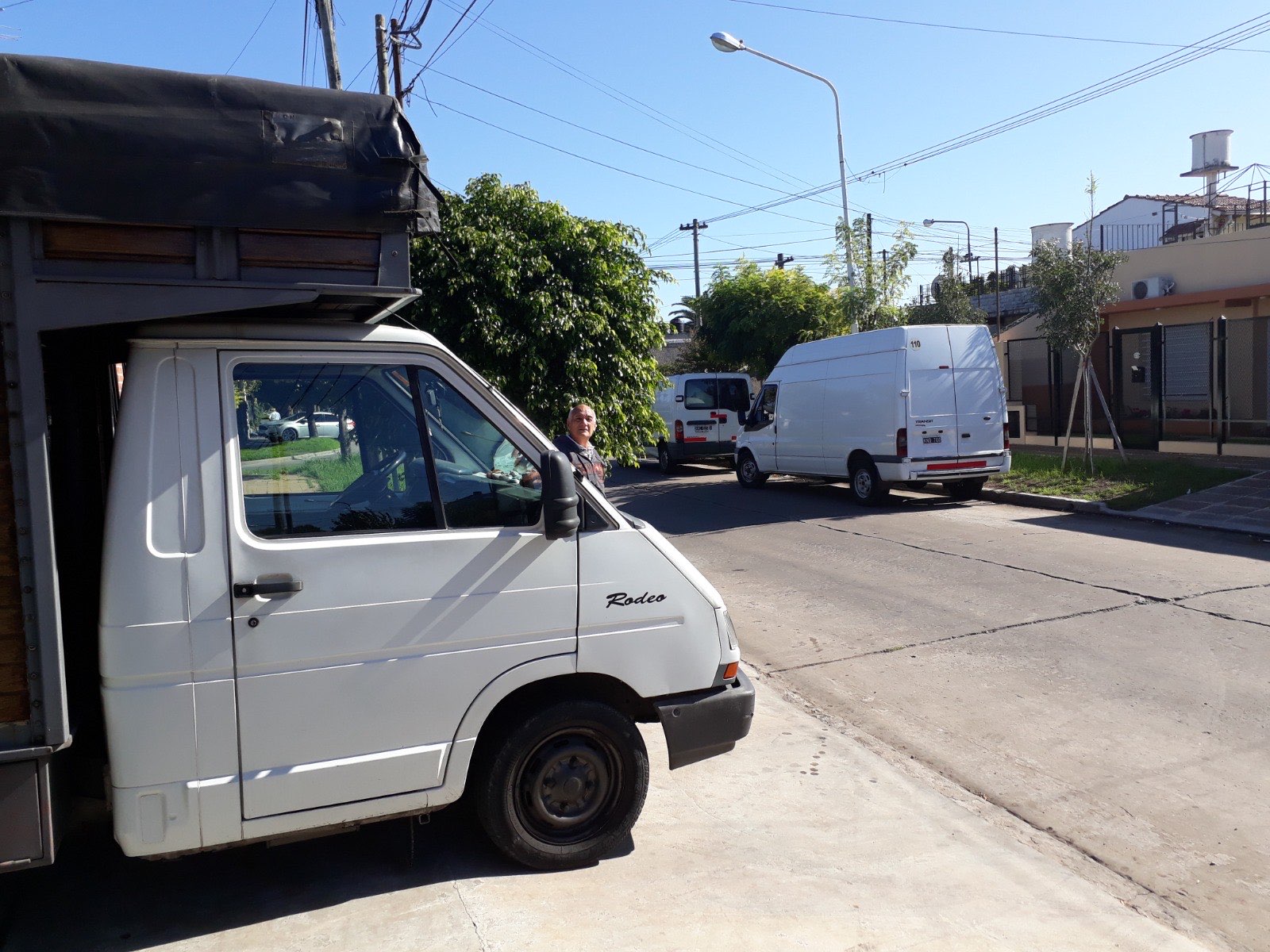 Camiones y utilitarios de Mudanzas Gabriel e Hijos estacionados antes de comenzar una mudanza